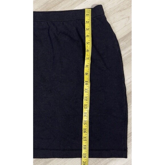 ST. JOHN ELASTIC WAIST KNIT BLACK KNEE LENGHT PULL ON SKIRT. Size: 8 - Picture 5 of 6